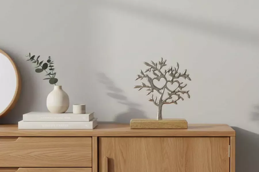Moderner Baum aus Metall in Silber als stilvolles Dekoobjekt