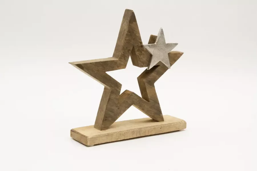 Preview: Detailansicht des 24 cm hohen Sterns aus Mangoholz mit glänzendem Metallstern – stilvolle Weihnachtsdekoration