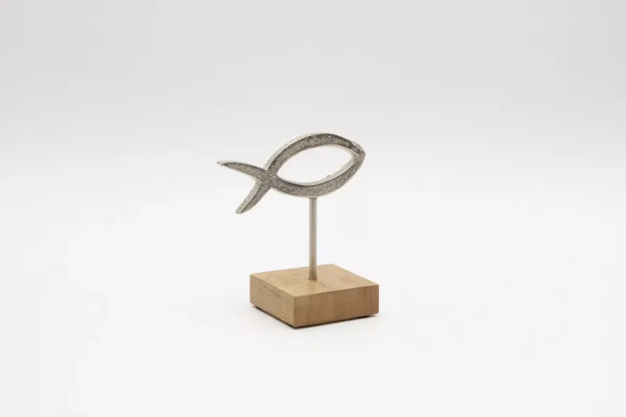 Preview: Minimalistischer Metallfisch auf Holzsockel – symbolische Dekoration für religiöse Feiern