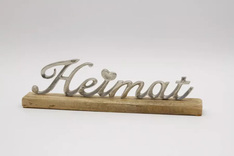 Preview: Moderner Schriftzug Heimat Metall Silber auf Sideboard