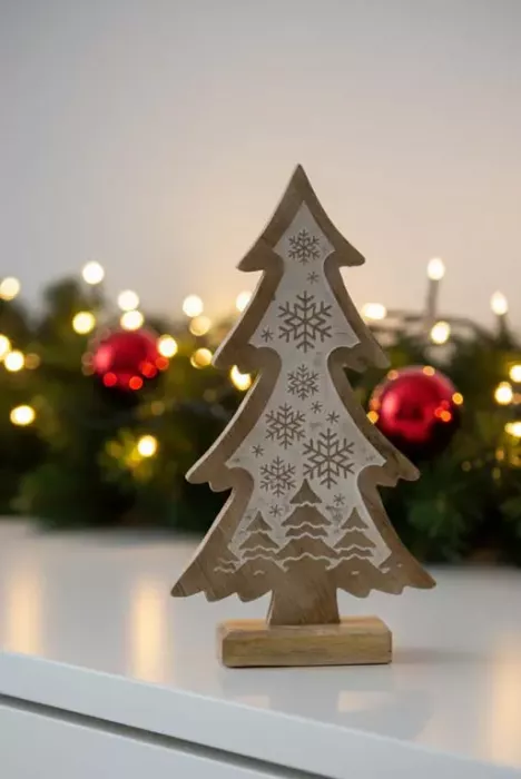 Tannenbaum aus Mangoholz mit Schneeflocken – dekorative Weihnachtsdeko für Zuhause