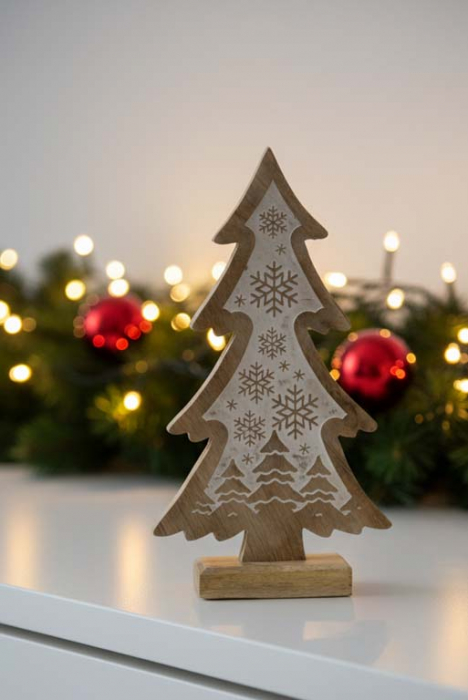 Preview: Tannenbaum aus Mangoholz mit Schneeflocken – dekorative Weihnachtsdeko für Zuhause