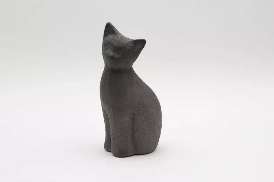 Preview: Elegante graue Keramik-Katze – ideales Geschenk für Katzenfreunde.