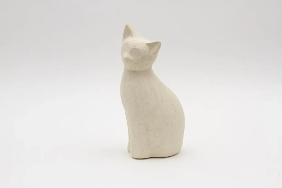 Preview: Minimalistische Katzenfigur aus Keramik in Weiß – perfekte Tischdeko.