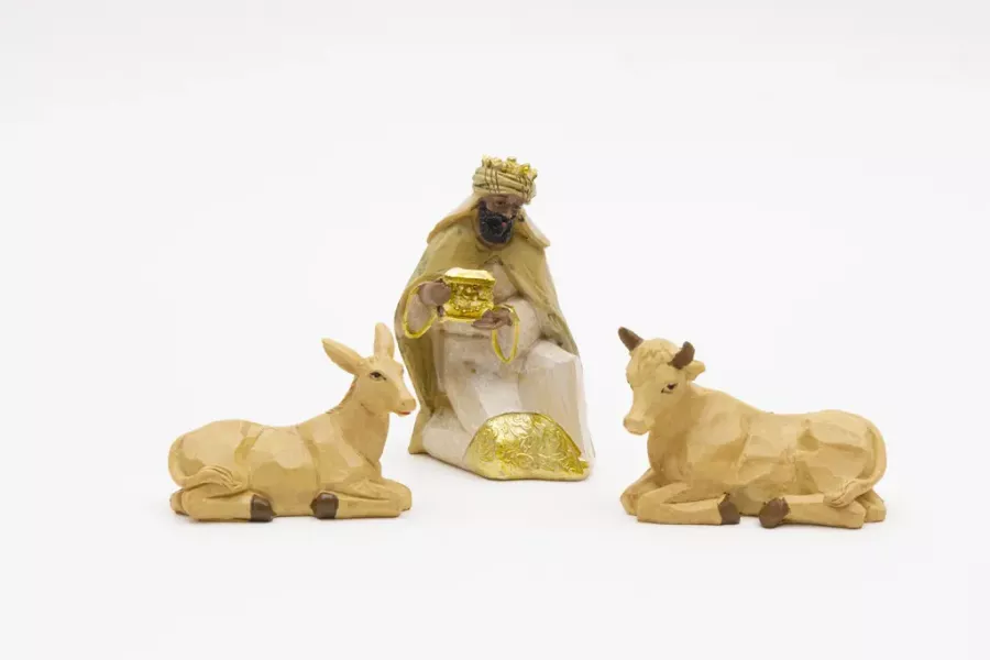 Preview: Detailansicht der handbemalten Polyresin Krippenfiguren mit zarten Pastellfarben und goldenen Akzenten – jetzt entdecken