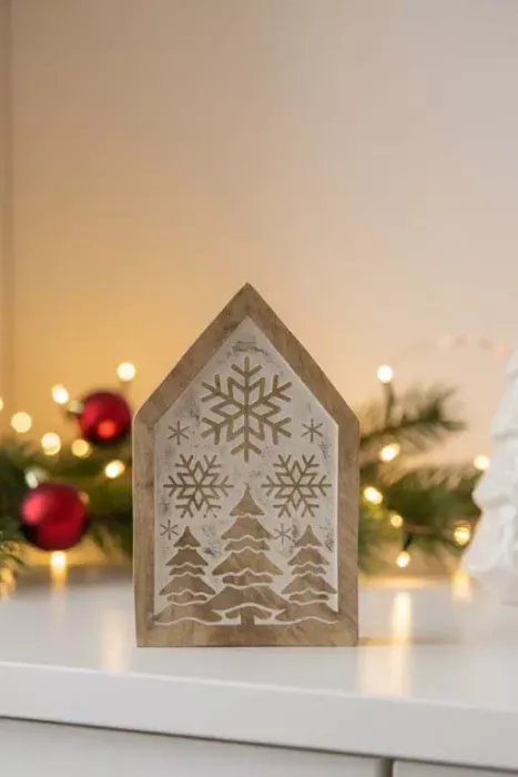 Dekoratives Holzhaus mit eingravierter Schneeflocke für Weihnachten