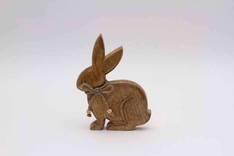 Preview: Mangoholz-Hase mit natürlicher Holzmaserung und rustikaler Kordel-Verzierung.