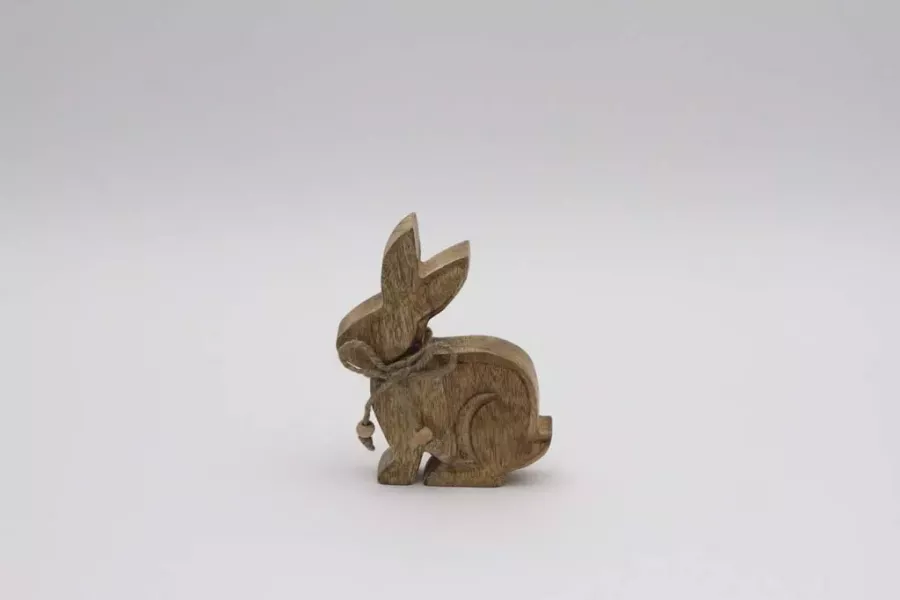 Mangoholz-Hase mit natürlicher Holzmaserung und rustikaler Kordel-Verzierung.