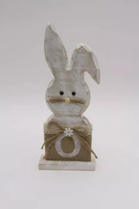 Preview: Osterhase aus Holz als dekorative Frühlingsdeko im Landhausstil kaufen
