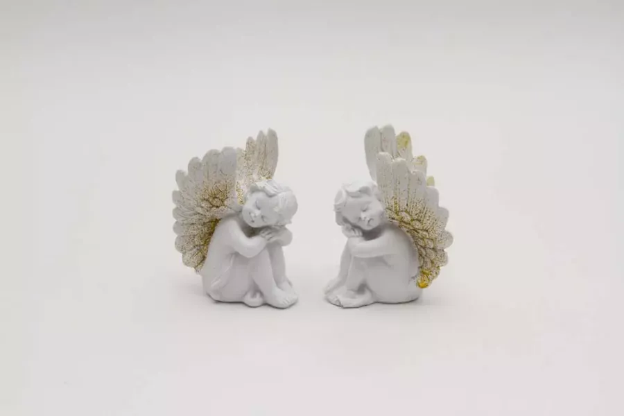 Preview: Schlafender Engel als Dekofigur in Weiß mit goldenen Flügeln – jetzt online kaufen