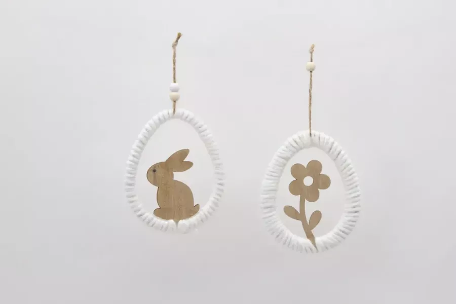 Preview: Minimalistischer Osterei-Anhänger aus Holz mit weißem Garn umwickelt und einer Osterhasen-Silhouette in der Mitte