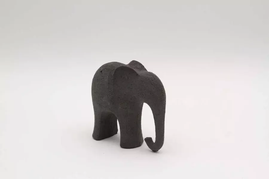 Preview: Deko Elefant in dunkel – zeitlose Designfigur für stilvolle Wohnräume entdecken