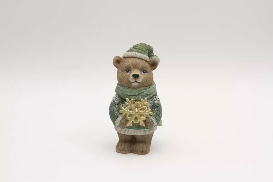 Preview: Weihnachtsfigur Deko Bär mit grüner Winterkleidung und goldener Schneeflocke – jetzt online kaufen