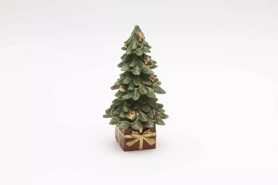 Preview: Dekorativer Weihnachtsbaum aus Polyresin auf Geschenkbox – jetzt festliche Deko online kaufen