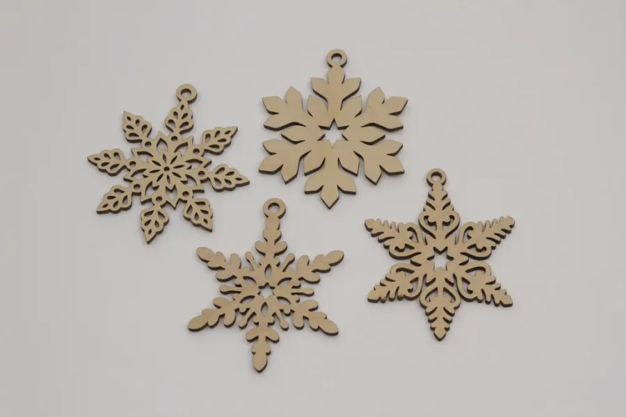 Preview: Laser-Cut Christbaumanhänger Schneeflocken aus Holz als weihnachtliche Tischdekoration