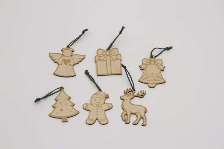 Preview: Gelaserte Holzanhänger mit Weihnachtsmotiven aus 3mm Sperrholz