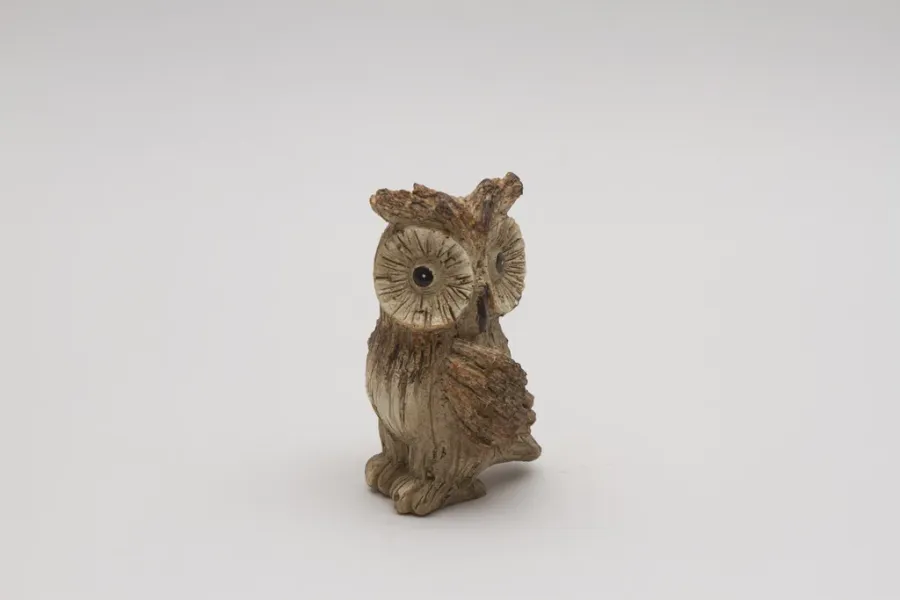 Kleine Eulenfigur in rustikaler Holzoptik