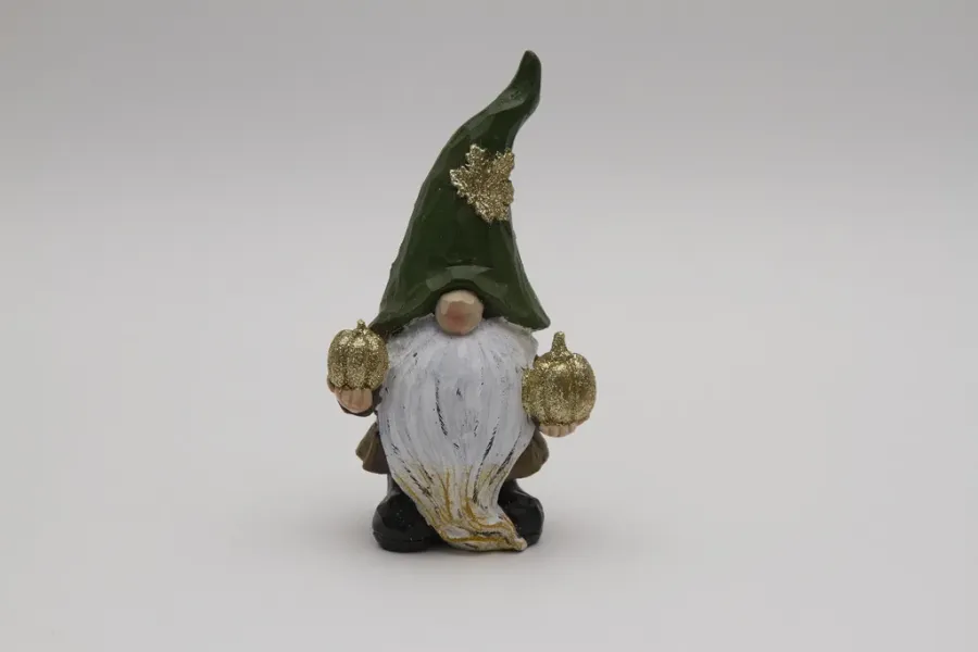 Preview: Wichtelfigur aus Polyresin mit Kürbissen