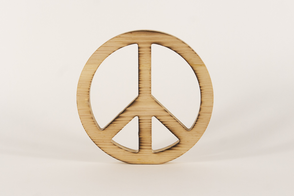 Peace-Zeichen aus Holz - 38 cm geflammt