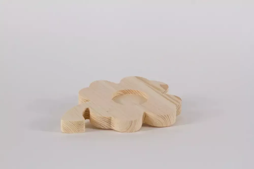 Natürliches Kleeblatt aus Holz – dekorativer Glücksbringer