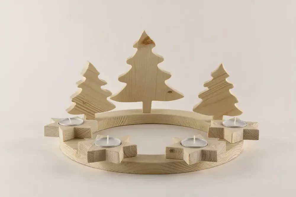 Moderner Adventskranz aus Kiefernholz als nachhaltige Weihnachtsdeko