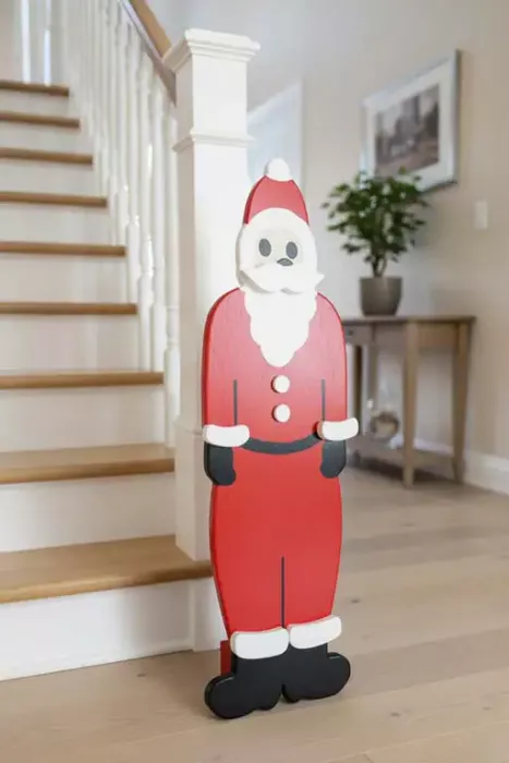 Weihnachtsmann Türsteher aus lackiertem Kiefernholz