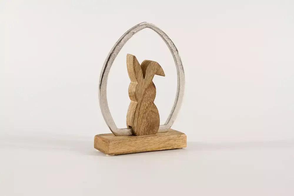 Hase aus Holz im Metall Ei