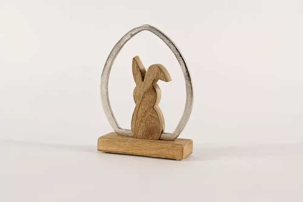 Hase aus Holz im Metall Ei