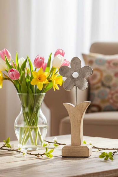 Dekorative Blume aus Metall mit Holzsockel 22 cm – stilvolle Tischdeko, jetzt im Shop sichern & bestellen!