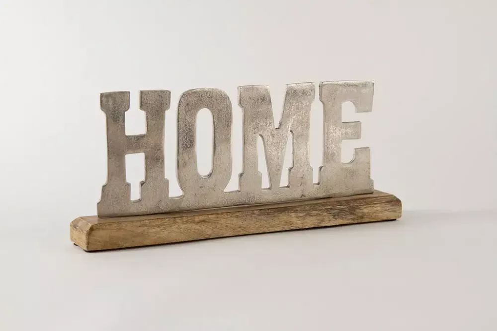 Deko Buchstaben HOME auf Regal oder Kommode