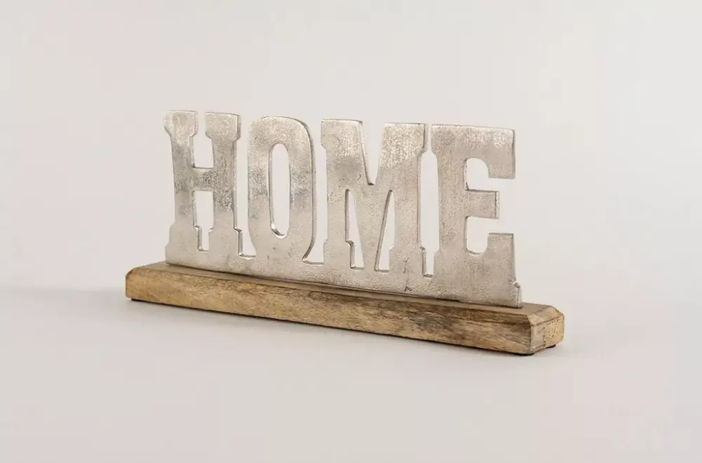 Stilvoller HOME Schriftzug für gemütliche Wohnideen