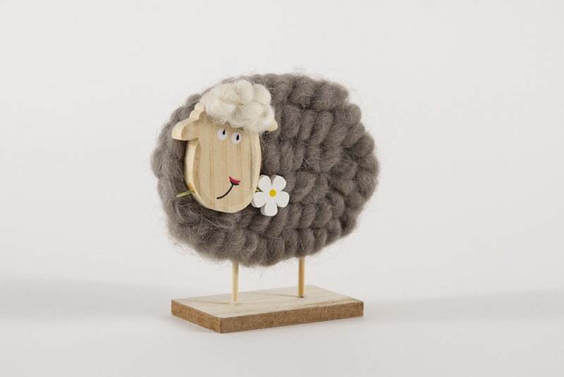 Schaf aus Holz und Wolle in grau