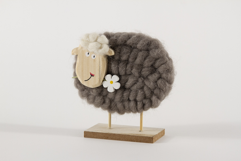 Schaf aus Holz und Wolle in grau