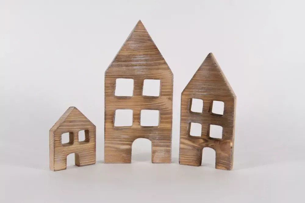 Dekorative Häuser aus Altholz mit gekalkter Oberfläche – Landhausstil Deko