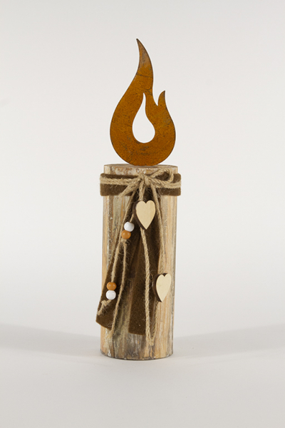 Kerze aus Holzpfahl mit Flamme aus Rost