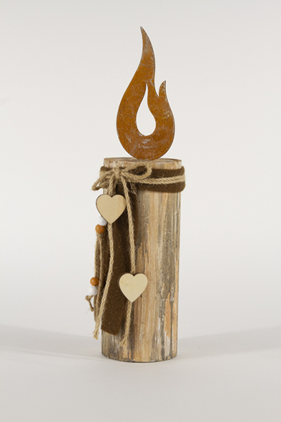 Kerze auf Holzpfahl mit Flamme aus Rost