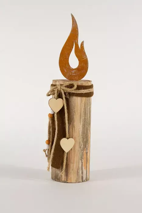 Rustikale Holzkerze mit Rostflamme dekorativ im Garten