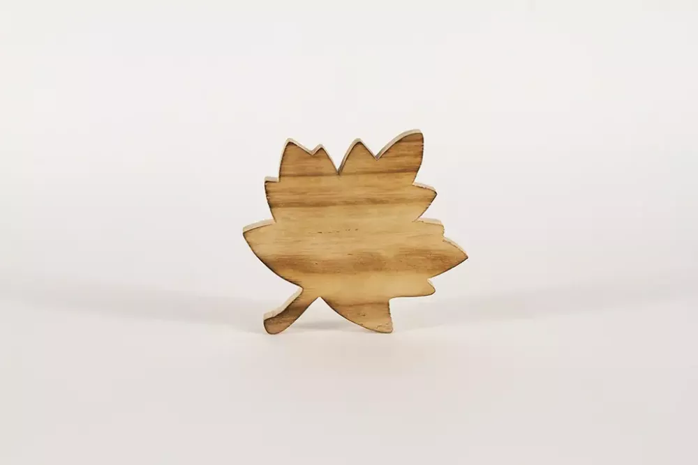 Herbstliches Ahornblatt aus Holz – natürliche Deko für Zuhause; gleich kaufen