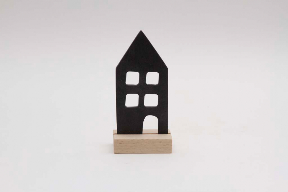 Schwarzes Deko Holzhaus auf Sockel im skandinavischen Stil – moderne Wohnraumdeko jetzt online kaufen