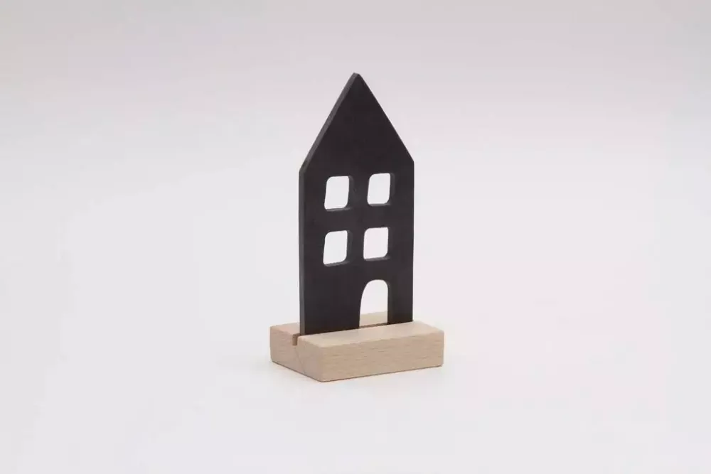 Dekoratives Holzhaus in Schwarz als Tischdeko oder Regaldeko im modernen Wohnstil – jetzt bestellen