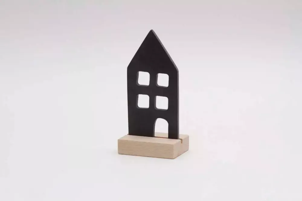 Skandinavische Deko Haus Figur aus Holz auf Sockel – elegante Wohnaccessoires für dein Zuhause kaufen