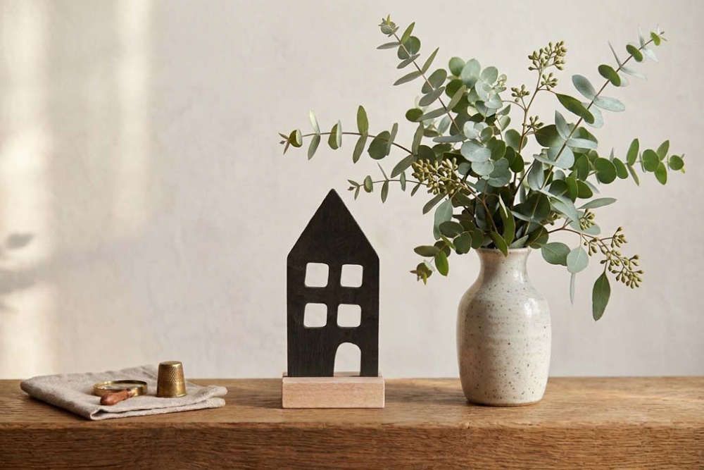 Minimalistisches Holzhaus Dekofigur schwarz mit Fensterdesign auf Holzsockel – stilvolle Dekoration entdecken