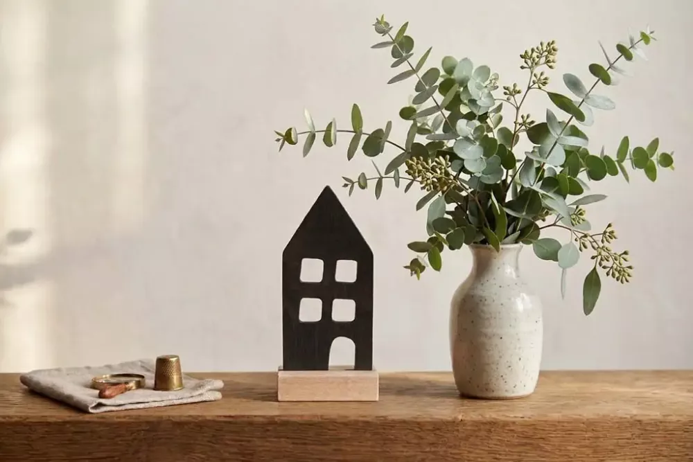Minimalistisches Holzhaus Dekofigur schwarz mit Fensterdesign auf Holzsockel – stilvolle Dekoration entdecken