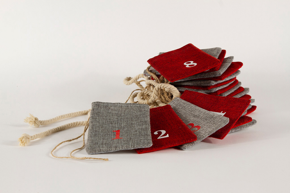 Adventskalender Textil rot grau mit 24 Beuteln zum Befüllen, 3,2 m lang