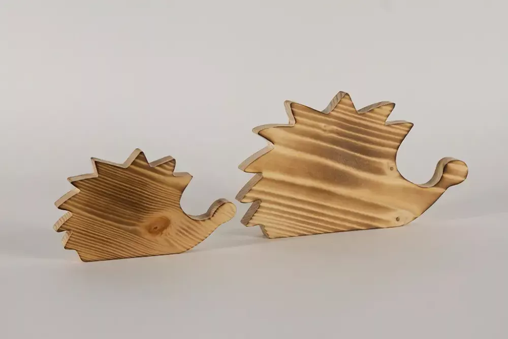 Rustikaler Kiefernholz-Igel (17 cm oder 24 cm) – gemütliche Herbst-Winter-Deko; gleich kaufen