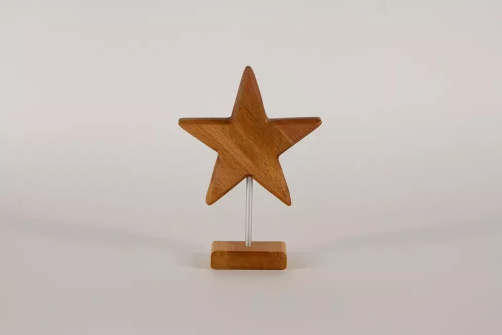 Stern aus geöltem Buchenholz auf Metallstab – 19 cm hohe Weihnachtsdeko