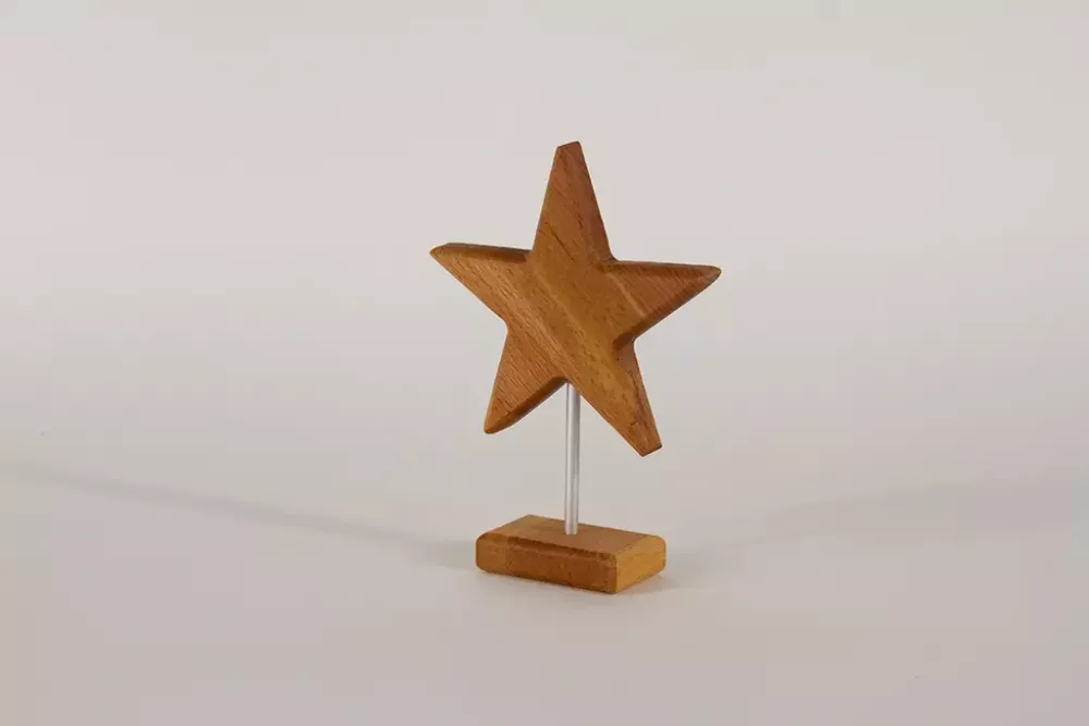 Dekorativer Stern aus Buchenholz auf Metallstab – 19 cm für natürliche Weihnachtsstimmung