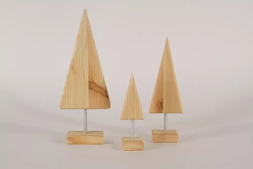 Rustikale Tannenbaum-Deko aus Holz mit Metallstab – 3er Set