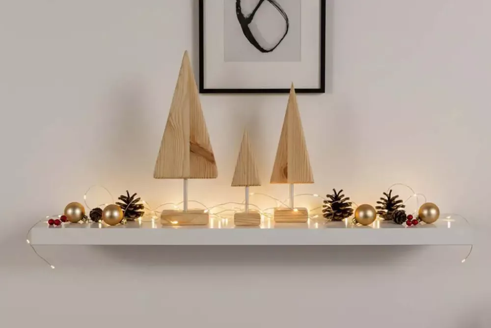 Rustikale Tannenbaum-Deko aus Holz mit Metallstab – 3er Set
