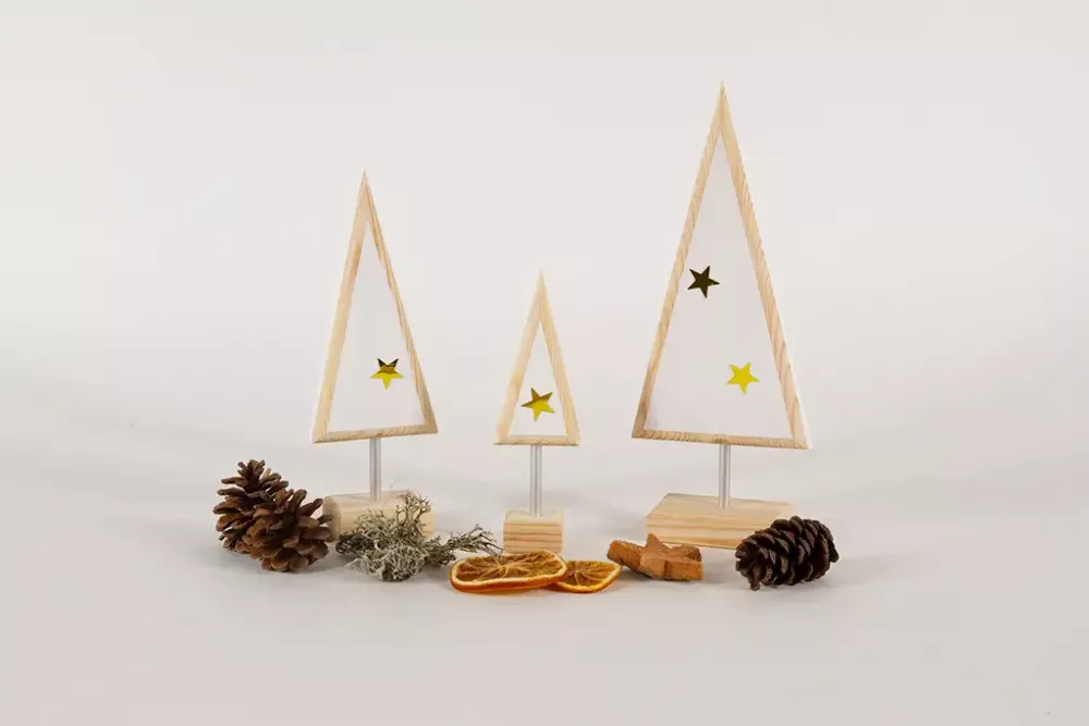 Set aus drei weißen Tannenbäumen aus Kiefernholz auf Metallstab – moderne Weihnachtsdeko